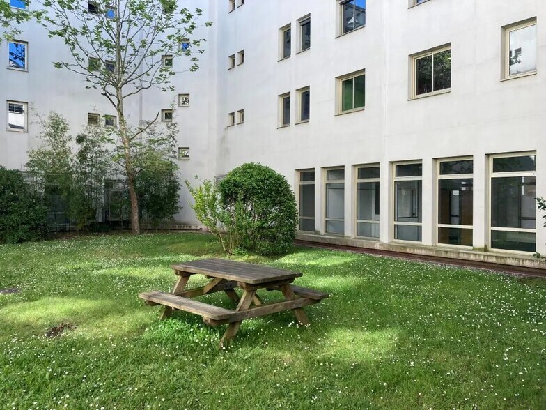 Bureau dans Nantes à vendre - Photo du bâtiment - Image 2 de 31