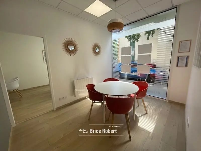 Retail in Lyon for lease Interior Photo- Image 1 of 10