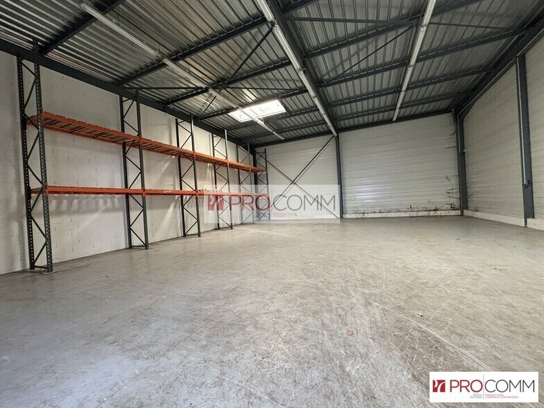 Flex in Chartres for lease - Interior Photo - Image 3 of 3