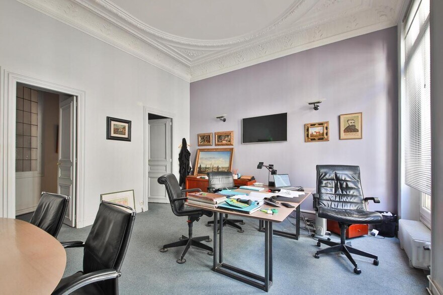 54 Rue De Ponthieu, Paris for lease - Interior Photo - Image 2 of 20