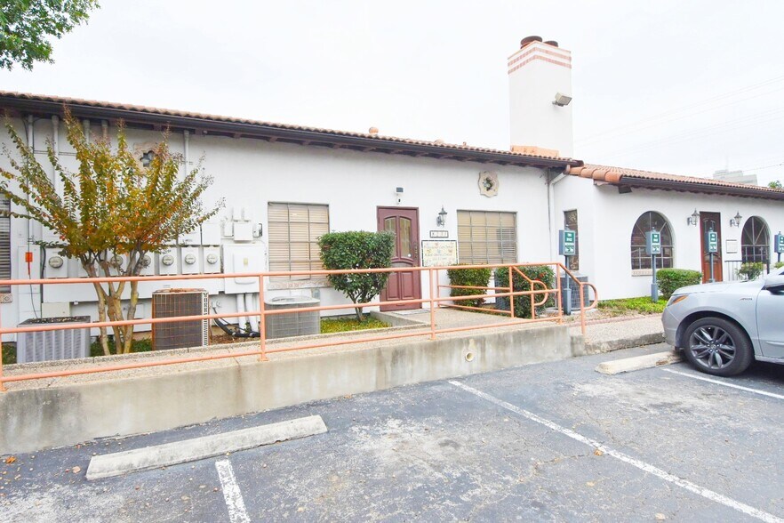 8237 Fredericksburg Rd, San Antonio, TX à vendre - Photo du bâtiment - Image 2 de 5