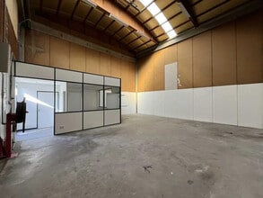 9 Rue Du Dauphiné, Saint-Priest for lease Interior Photo- Image 2 of 14