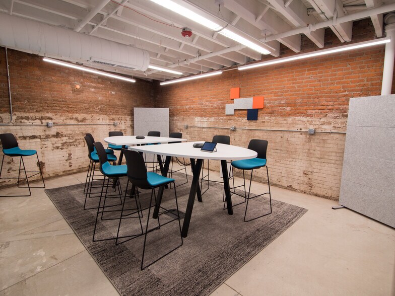 2401 W Superior Viaduct, Cleveland, OH à louer - Photo du bâtiment - Image 3 de 7