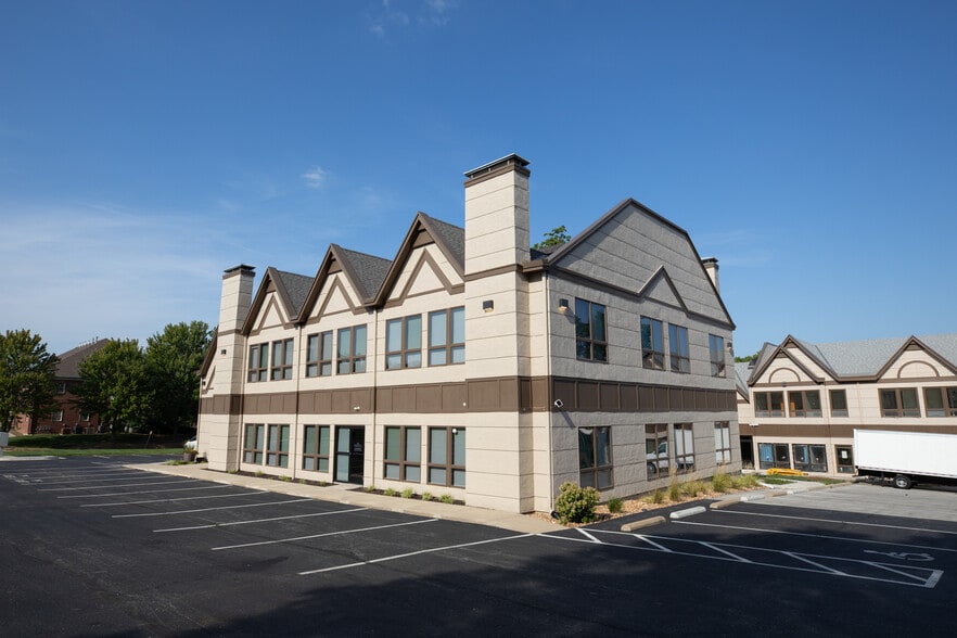 10670 Barkley St, Overland Park, KS for sale - Building Photo - Image 2 of 13