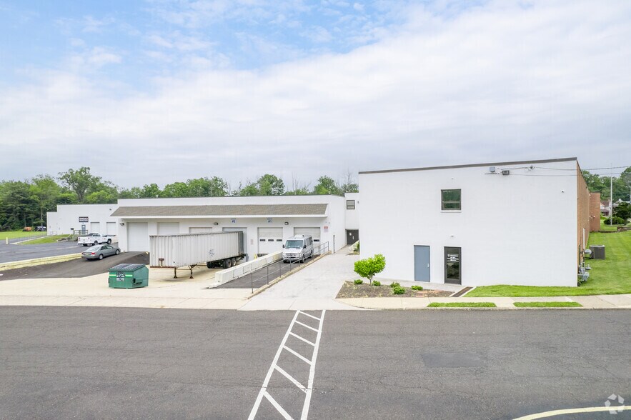 31 Oak Ave, Chalfont, PA for lease - Building Photo - Image 3 of 6