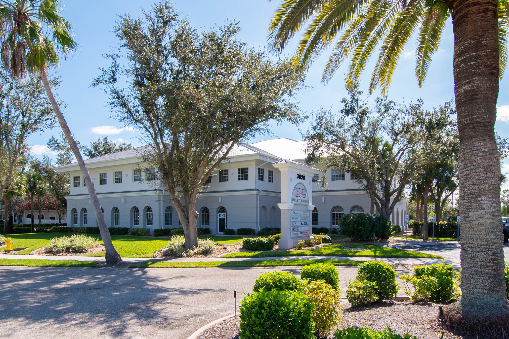 3820 Colonial Blvd, Fort Myers, FL à louer Photo du bâtiment- Image 1 de 31