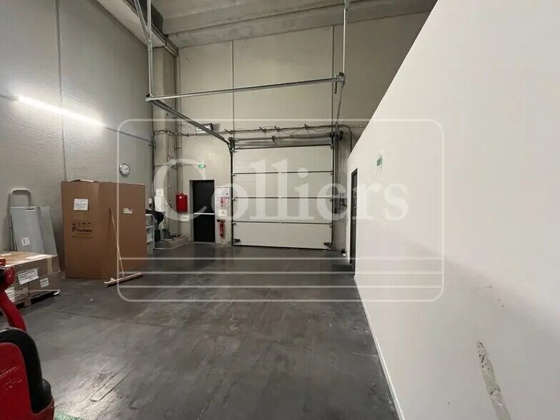 Office in Vitrolles for lease - Interior Photo - Image 3 of 6