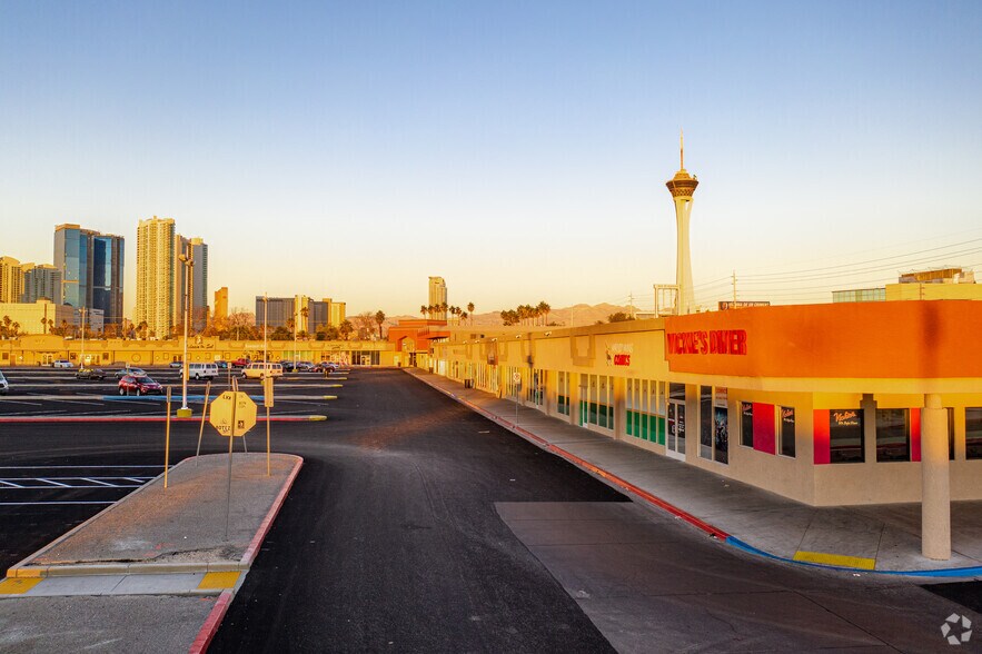 953 E Sahara Ave, Las Vegas, NV à louer - Photo du bâtiment - Image 3 de 8