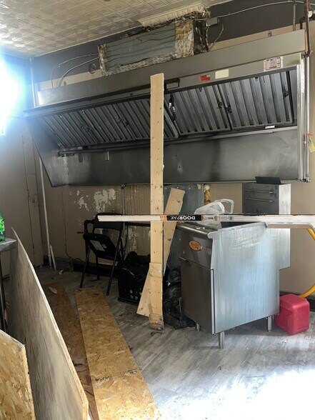 3121 E Monument St, Baltimore, MD à vendre - Photo du bâtiment - Image 2 de 18