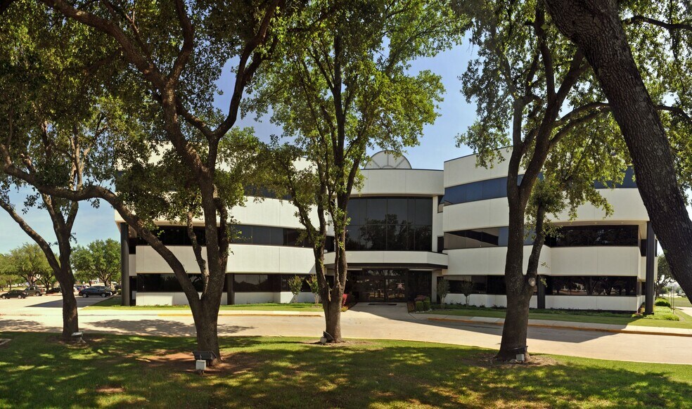 800 W Arbrook Blvd, Arlington, TX à louer - Photo du bâtiment - Image 2 de 8