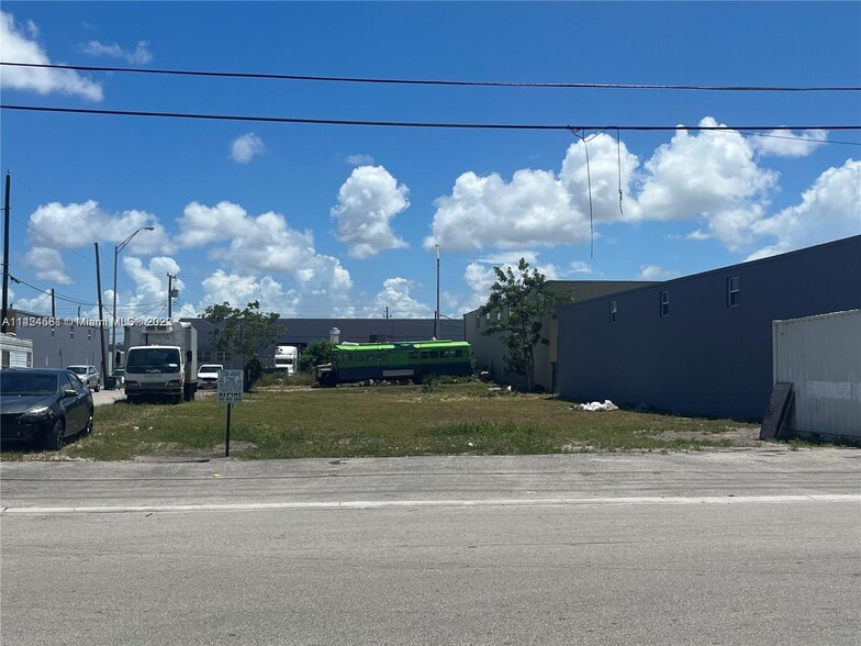 700 W 28th St, Hialeah, FL à vendre - Photo du bâtiment - Image 1 de 1