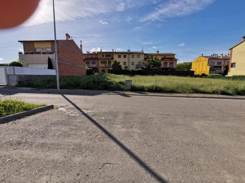 Solares en Roda de Ter portfolio of 3 properties for sale on LoopNet.ca - Building Photo - Image 3 of 4