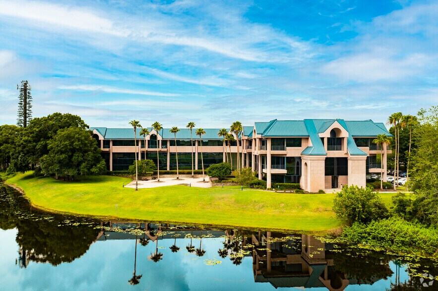 15310 Amberly Dr, Tampa, FL à louer - Photo du bâtiment - Image 2 de 8