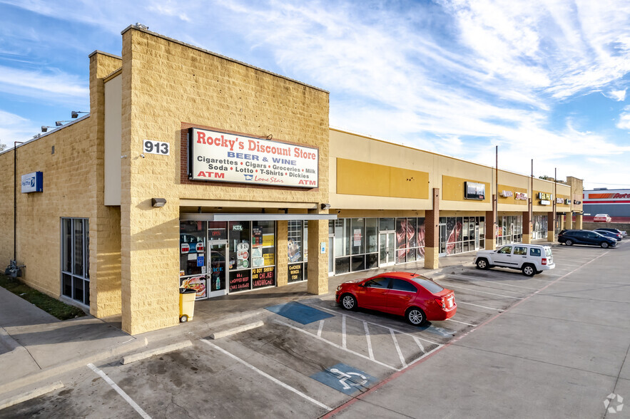 913 E Berry St, Fort Worth, TX for lease - Building Photo - Image 1 of 5