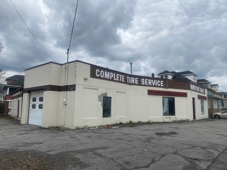 330 West Ave, Lockport, NY for sale - Building Photo - Image 2 of 4