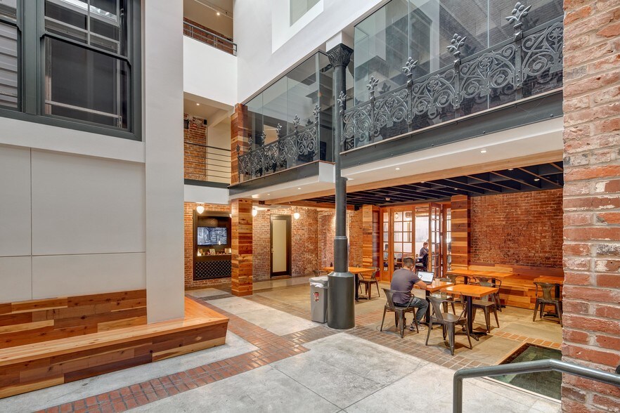 115 SW Ash St, Portland, OR for lease - Building Photo - Image 3 of 8