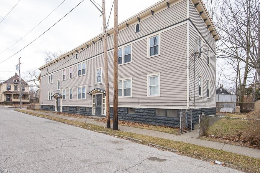 1156 Carl Ave, Cleveland, OH à vendre - Photo principale - Image 1 de 38