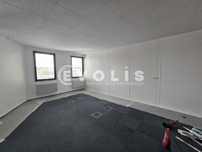 Office in Saint Aubin for lease - Interior Photo - Image 2 of 8