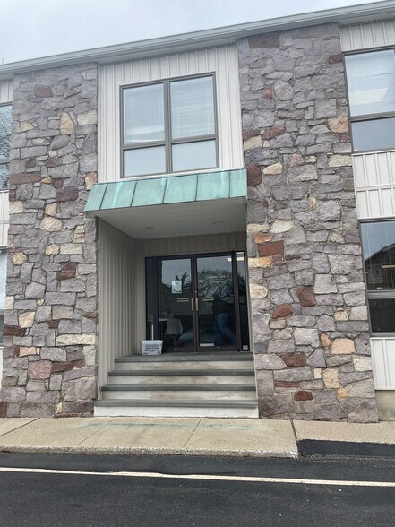 122 Fairfield Rd, Fairfield, NJ à louer - Photo du bâtiment - Image 2 de 2