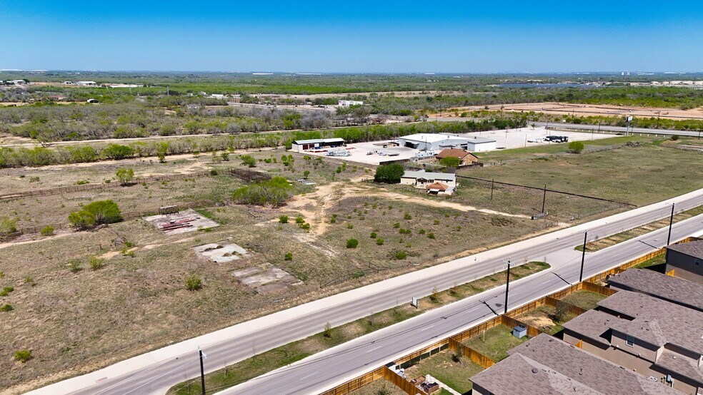 20407 Gus McCrae Ln, San Antonio, TX à vendre - Photo du bâtiment - Image 3 de 17