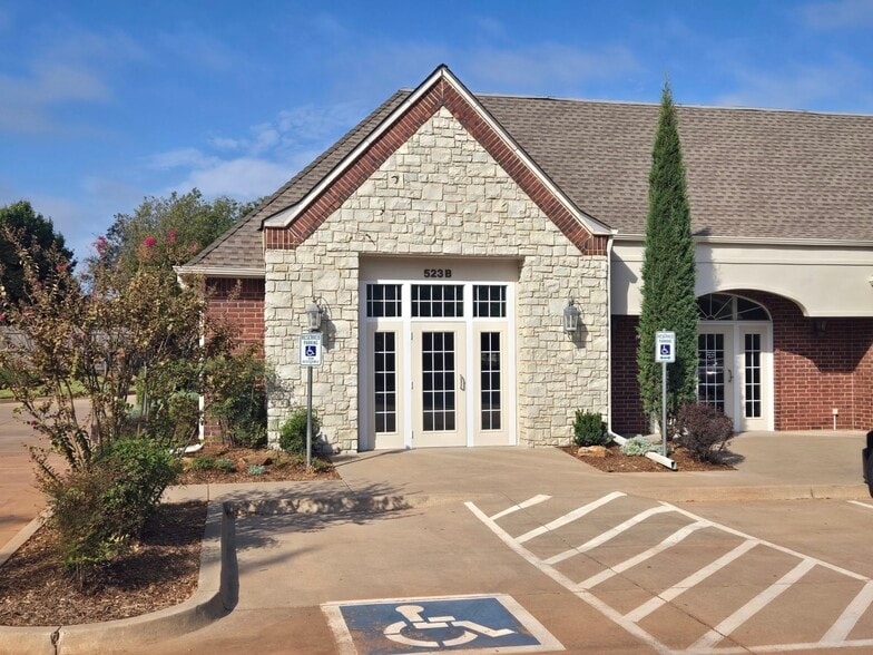 523 S Santa Fe, Edmond, OK for lease - Building Photo - Image 2 of 7