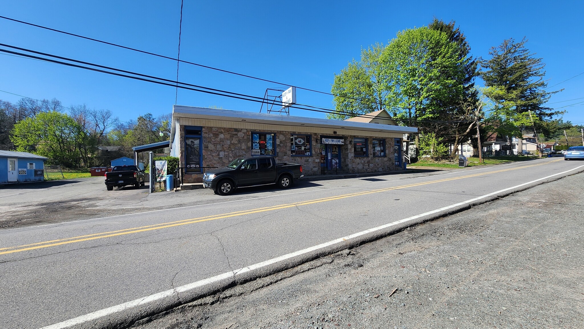 655-659 Main Rd, Dallas portfolio of 3 properties for sale on LoopNet.ca Primary Photo- Image 1 of 3