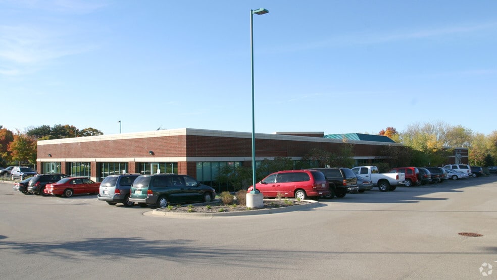 600 Walnut Ridge Dr, Hartland, WI for sale - Building Photo - Image 2 of 3