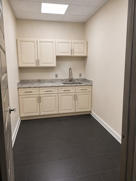 28408 Sweetgum Rd, Magnolia, TX for lease - Interior Photo - Image 2 of 14