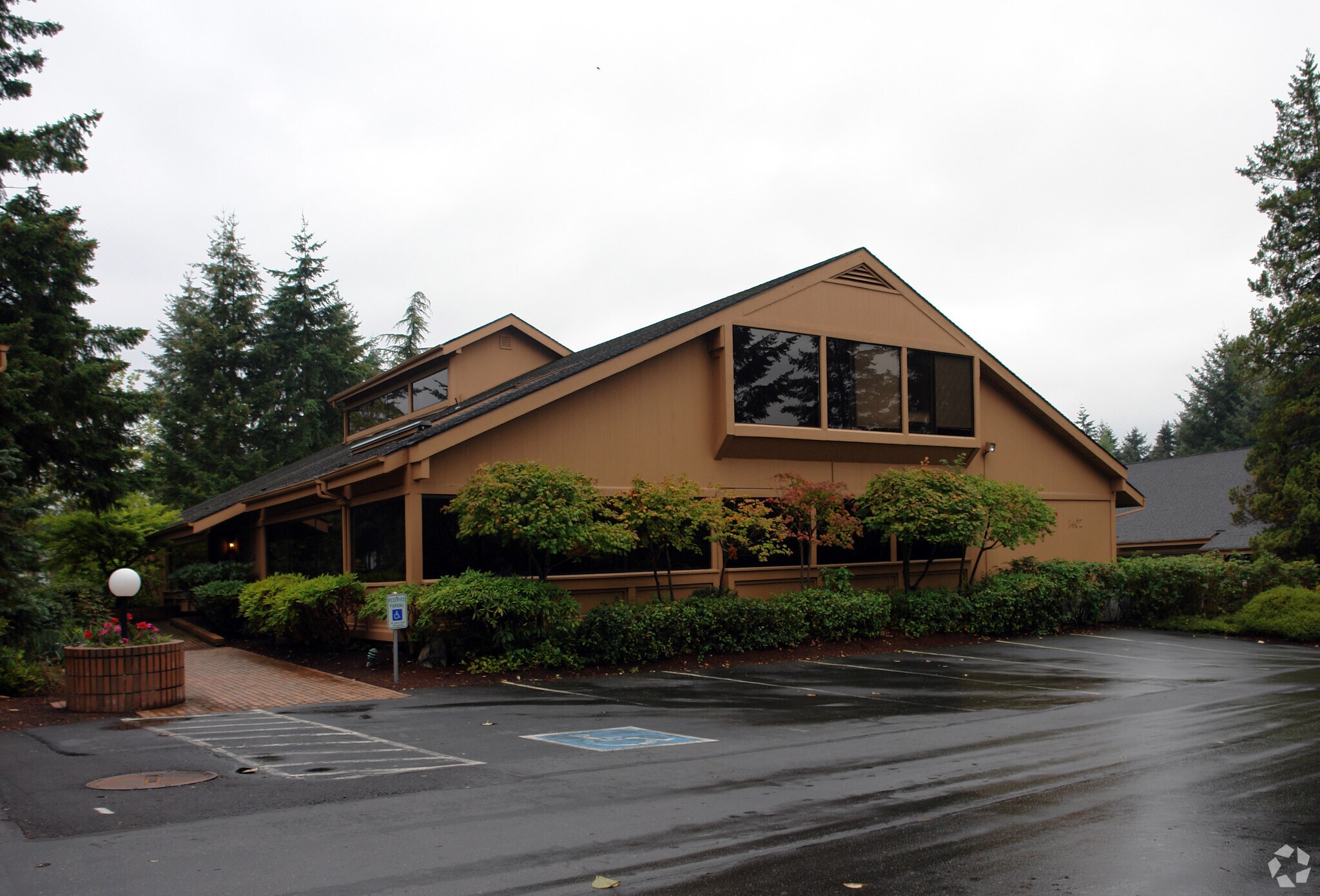 1402 140th Pl NE, Bellevue, WA for lease Primary Photo- Image 1 of 4