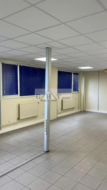 Industrial in Saint-Thibault-des-Vignes for lease Building Photo- Image 1 of 16