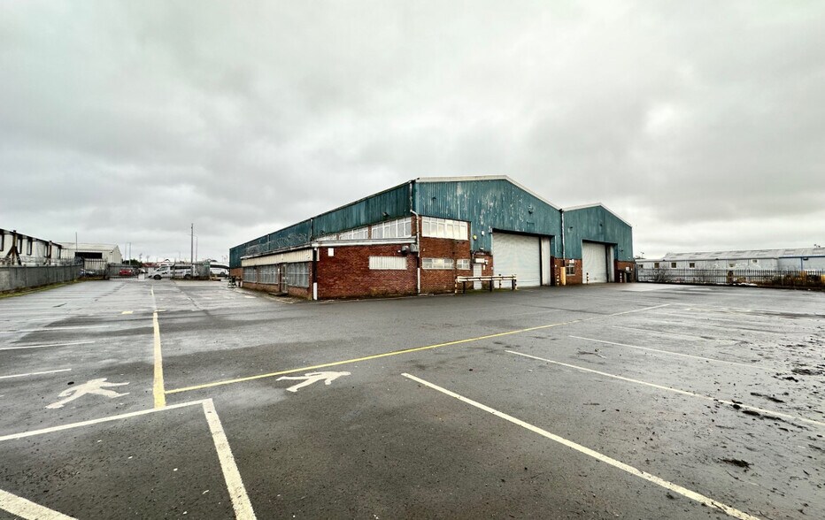 303 Ninian Rd, Airdrie for sale - Building Photo - Image 1 of 2