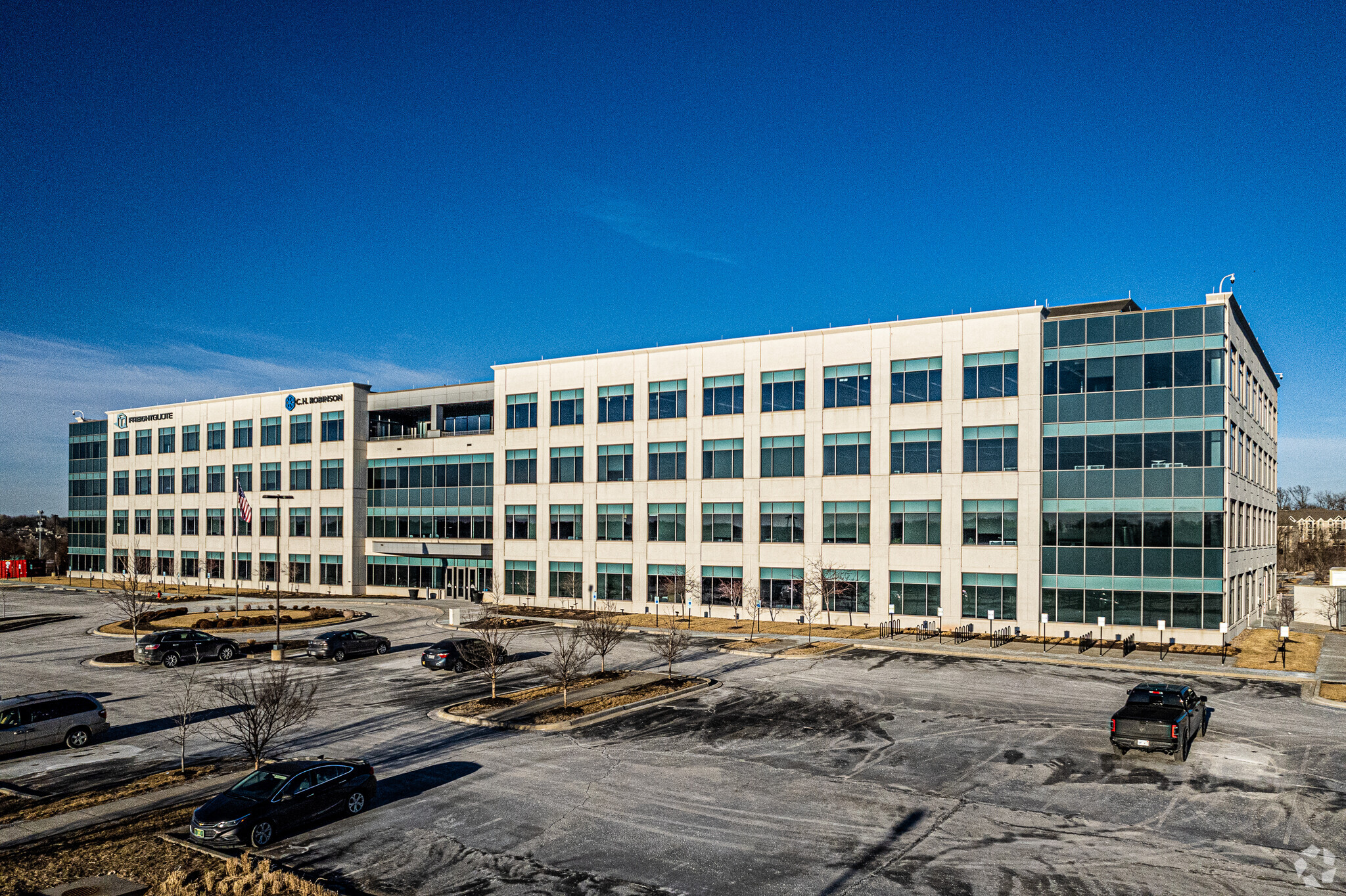 901 Carondelet Dr, Kansas City, MO for lease Primary Photo- Image 1 of 9