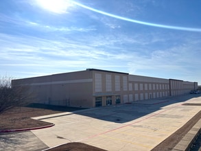 1732 Universal City Blvd, Universal City, TX for lease Interior Photo- Image 1 of 4