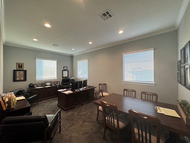 15130 Badger Ranch Blvd, Woodway, TX for lease - Interior Photo - Image 3 of 7