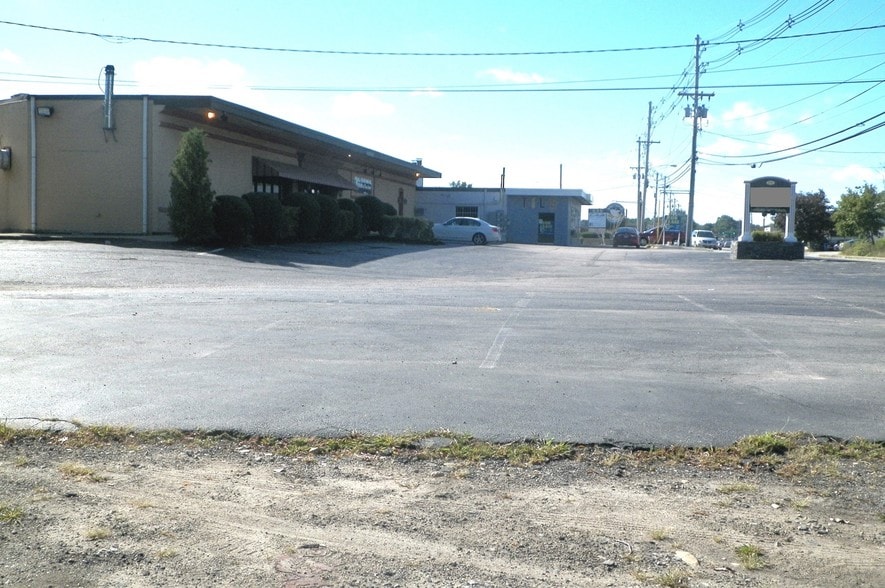 555 Atwood Ave, Cranston, RI à vendre - Photo du bâtiment - Image 3 de 27