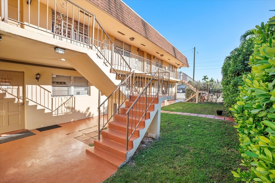 701 NE 8th St, Hallandale Beach, FL à vendre - Photo du bâtiment - Image 3 de 31