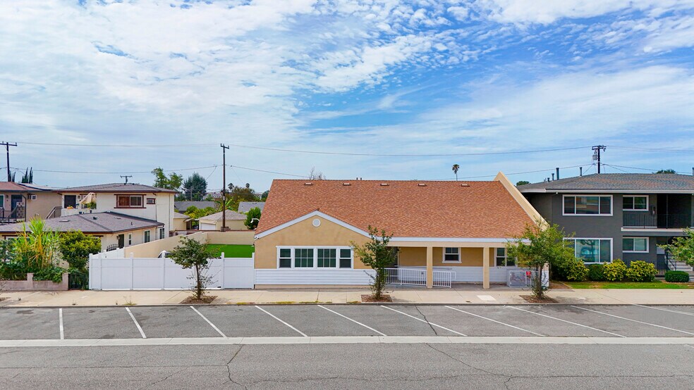 208 W Fairview Ave, San Gabriel, CA à vendre - Photo du bâtiment - Image 3 de 7