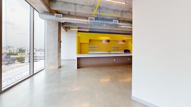 161 NW 6th St, Miami, FL for lease Interior Photo- Image 2 of 23