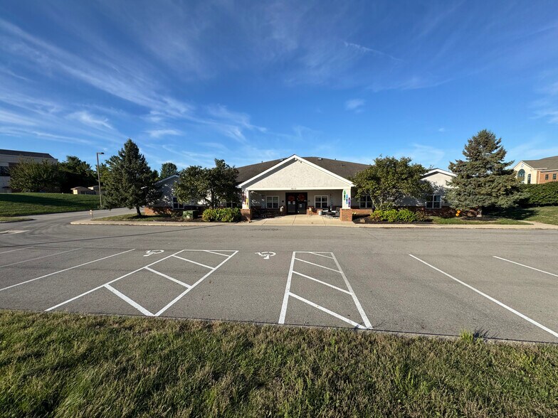 7810 Graphics Way, Lewis Center, OH à vendre - Photo du bâtiment - Image 3 de 18