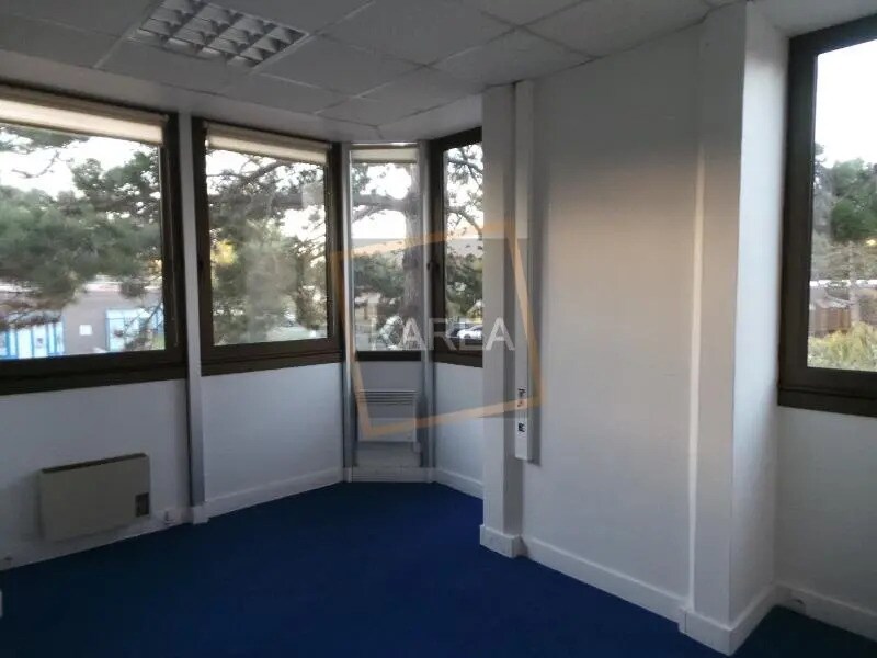 Office in Croissy-Beaubourg for lease Interior Photo- Image 1 of 6