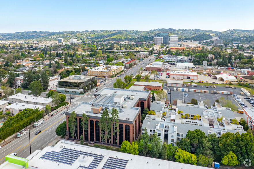 15315 Magnolia Blvd, Sherman Oaks, CA for lease - Building Photo - Image 3 of 7