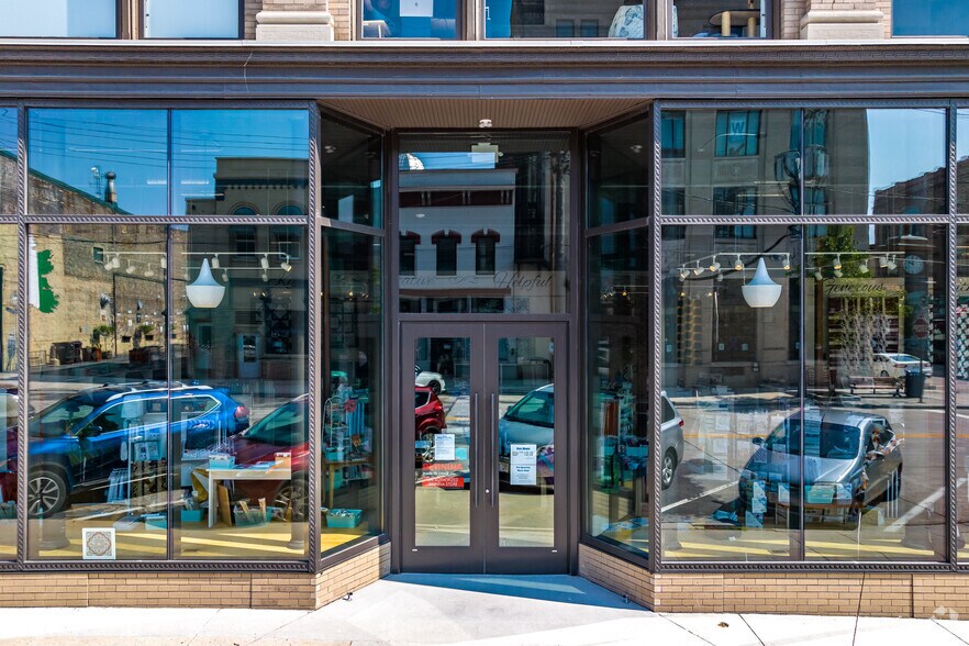 914 S 8th St, Manitowoc, WI à louer - Photo du bâtiment - Image 2 de 6