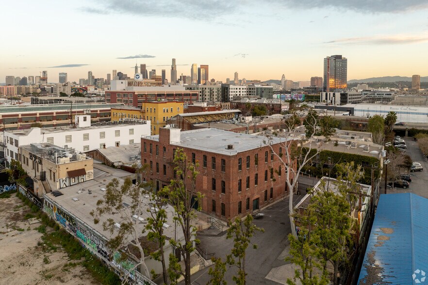 2140 E 7th Pl, Los Angeles, CA à louer - Aérien - Image 2 de 8