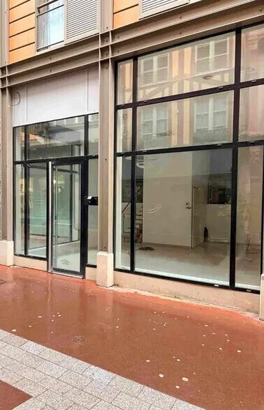Retail in Rouen for lease - Building Photo - Image 3 of 3