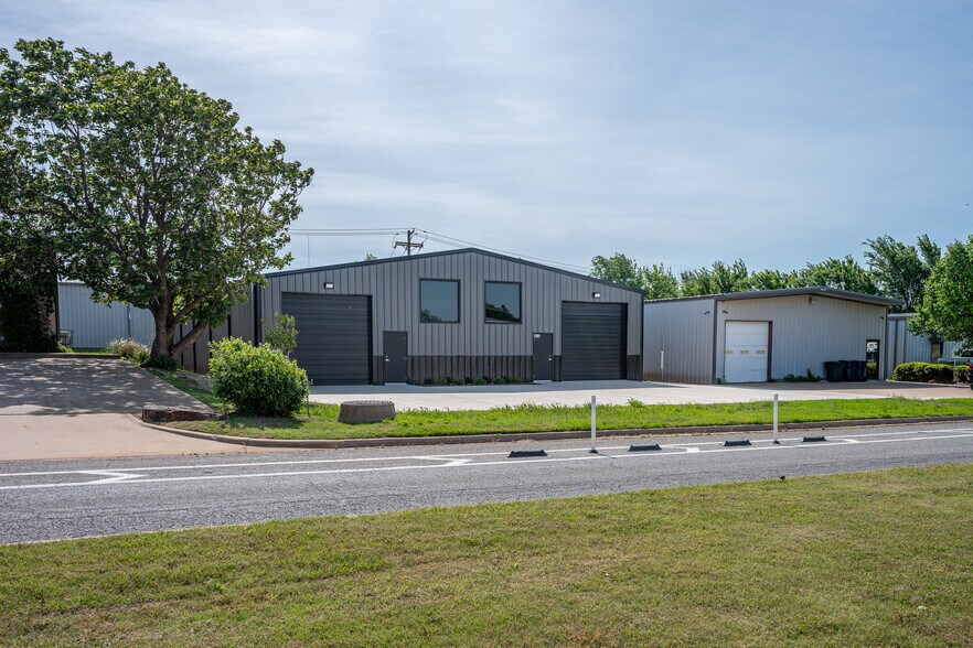 8610 N Classen Blvd, Oklahoma City, OK à louer - Photo du bâtiment - Image 2 de 16