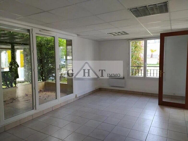 Industrial in Maisons-Alfort for sale - Interior Photo - Image 1 of 3