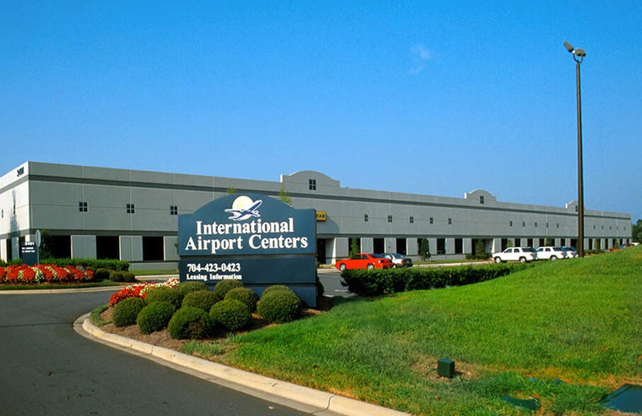 3401 International Airport Dr, Charlotte, NC à louer - Photo du bâtiment - Image 3 de 6