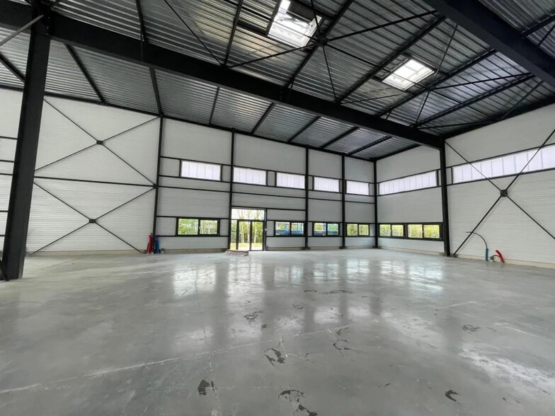 Flex in Cergy for lease - Building Photo - Image 2 of 4