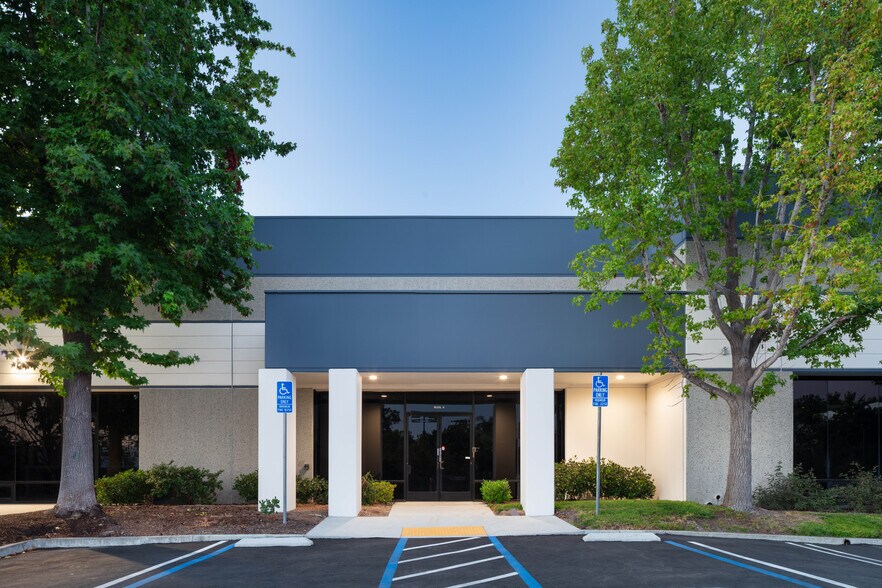 2641 La Mirada Dr, Vista, CA à vendre - Photo du bâtiment - Image 3 de 14