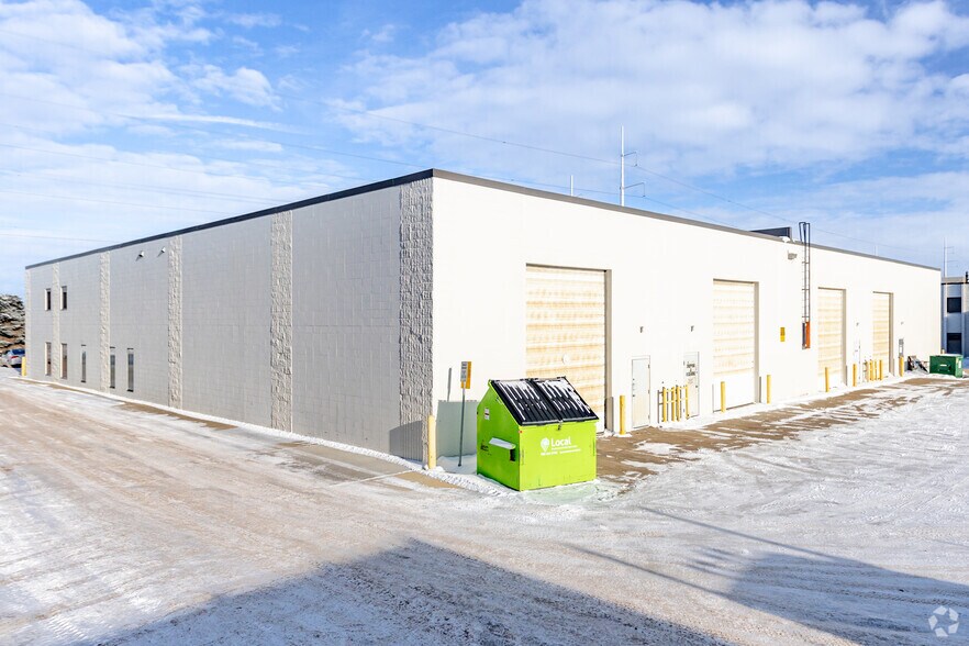 17611-17615 105th Ave NW, Edmonton, AB à louer - Photo du bâtiment - Image 2 de 3